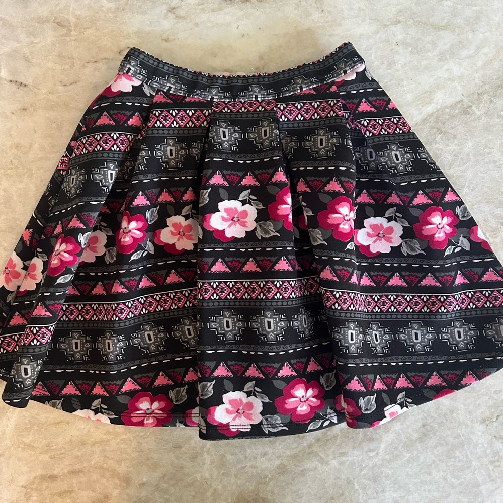 Abercrombie Kids Black and Pink floral skirt, perfect for back to school!